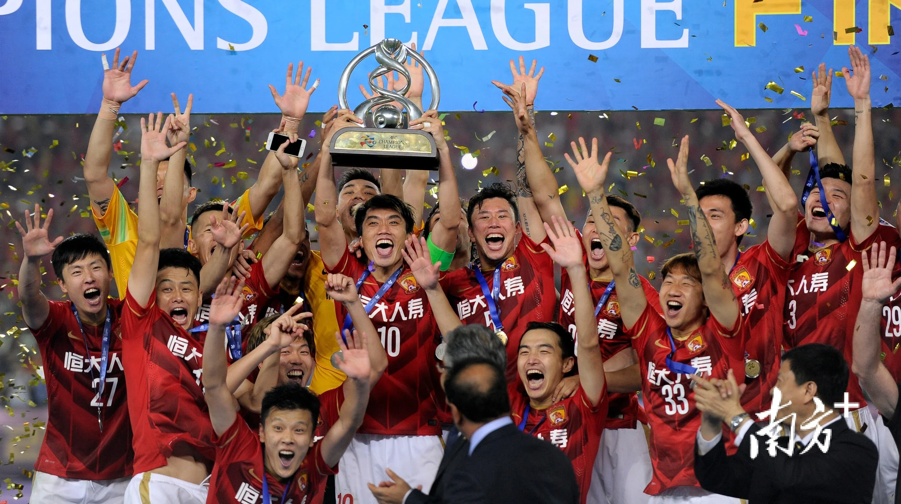 开云下载-广州恒大队在比赛中防守稳固，成功挡住对手进攻