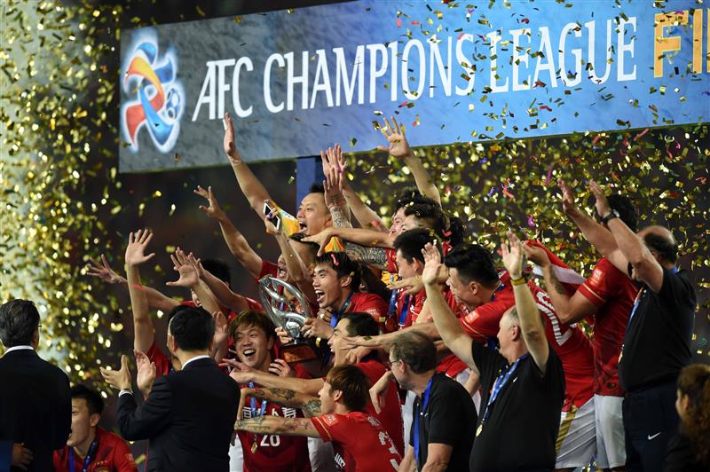 广州恒大队在比赛中防守稳固，成功挡住对手进攻