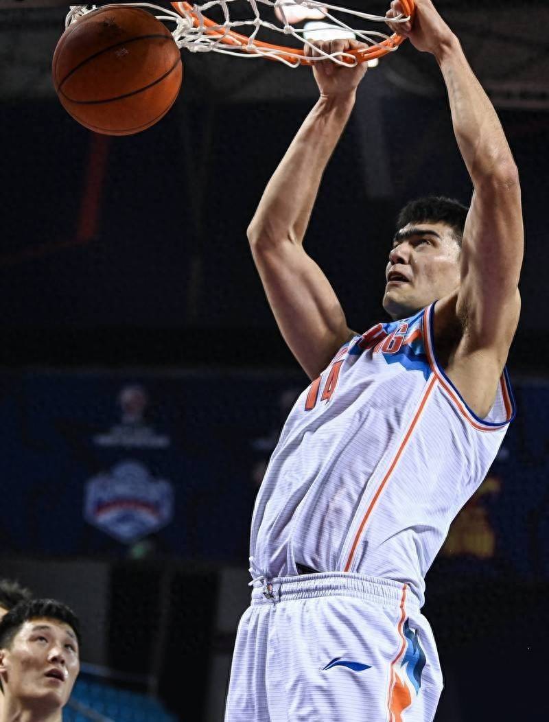 新疆主场击败对手，领先优势取得胜利成功