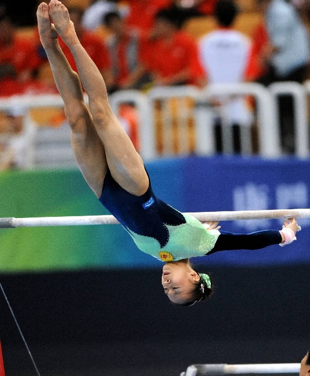 体操选手表现精彩受到观众喝彩