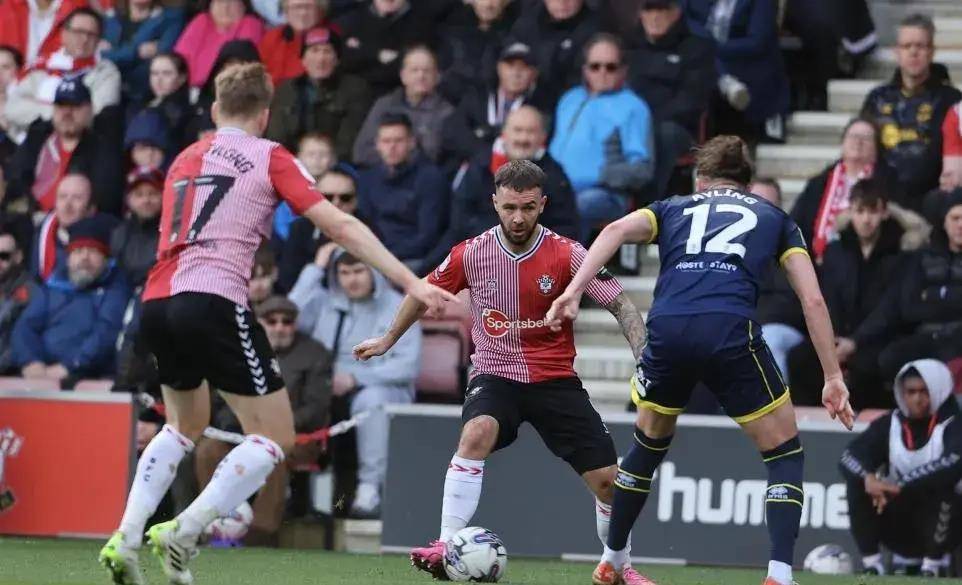 开云体育中国-莱斯特城主场击败对手领跑积分榜的简单介绍