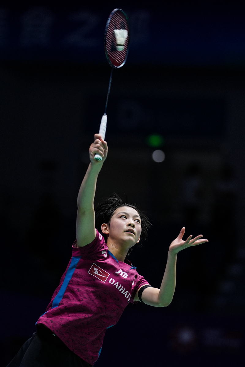 羽毛球选手集中注意力，磨砺技术实力