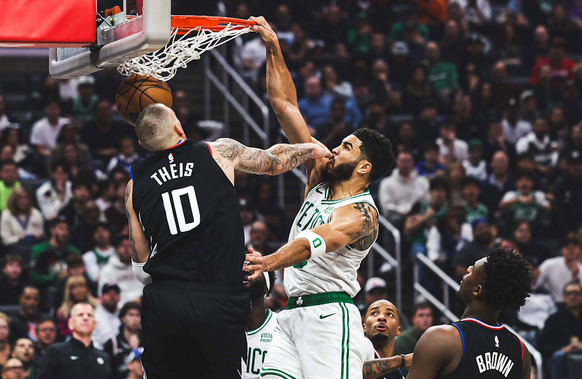 凯尔特人惨败活塞，厄文低迷送出失误