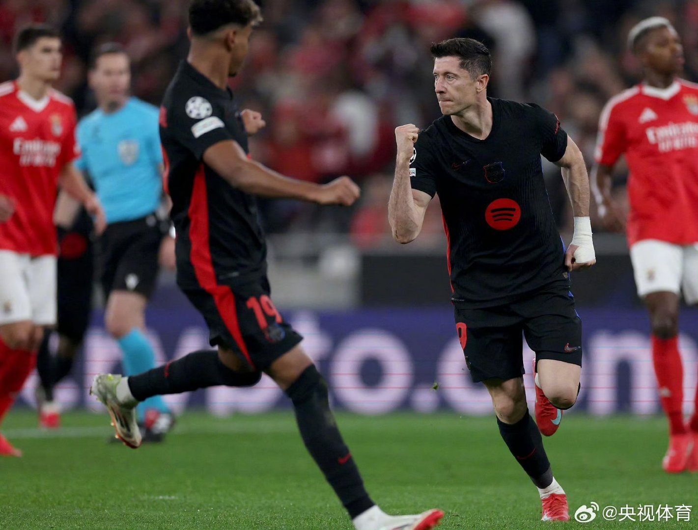 加拿大逆转巴萨，德利赫特统治全场