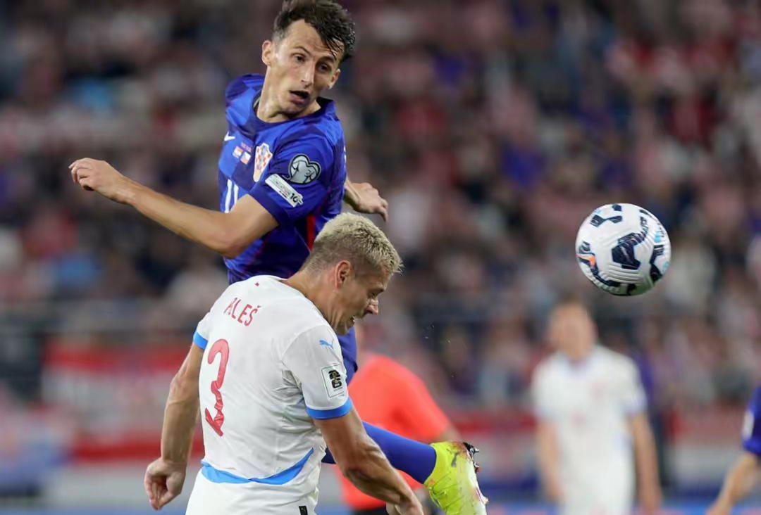 英格兰力克瑞士，欧锦赛小组第一出线