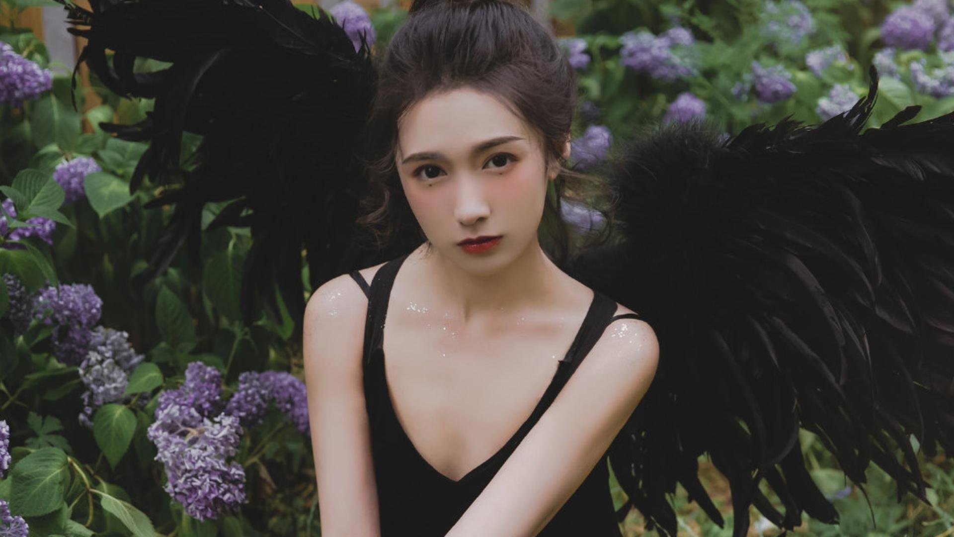 雄鹿对阵活塞激战正酣，杰伦格林状态火热引关注